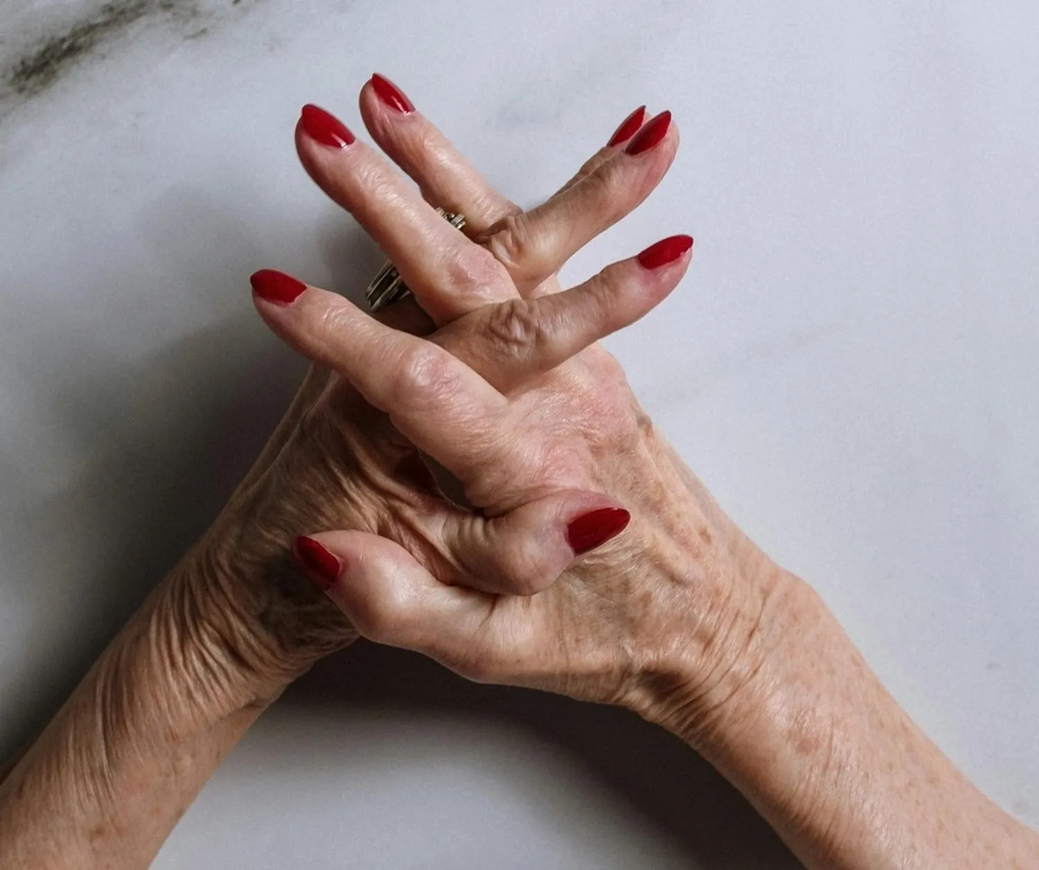 Privatpraxis Dr. Kusian - ästhetischen Medizin - Naturkosmetische Inhaltsstoffe für Haut-, Körper- und Haarpflege. Goldener Honig im Glas und grüne Kräuter-Eukalyptusblätter.