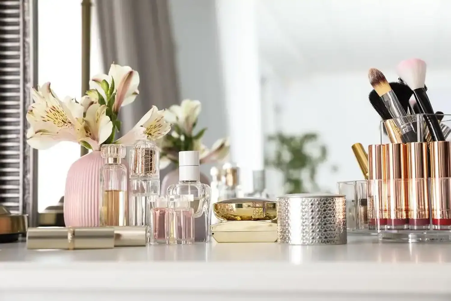 Privatpraxis Dr. Kusian - ästhetische Medizin - Luxuriöse Make-up-Produkte und Accessoires mit Parfums auf dem Schminktisch