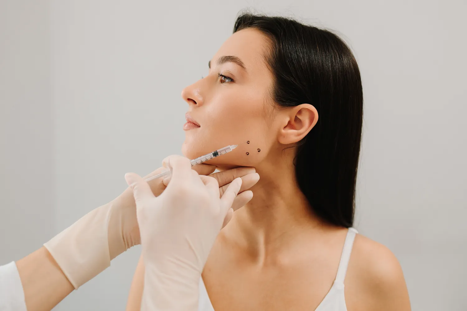 Privatpraxis Dr. Kusian - ästhetische Medizin - Bruxismus-Injektion gegen Zähneknirschen bei einer Kosmetikerin.